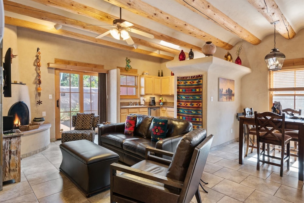 Kiva Stunning & Lovely With Kiva Fireplace Walk to the Plaza and the Railyard - photo 14