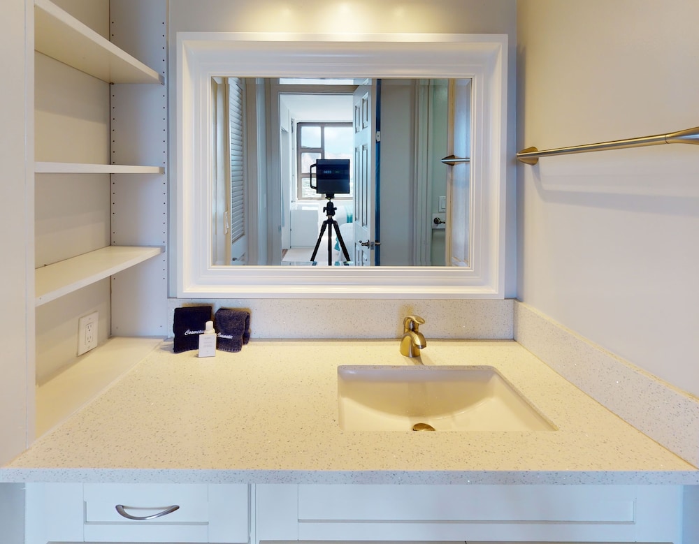 Sleek & Modern 32nd Floor Condo at the Waikiki Banyan Free parking by Koko Resort Vacation Rentals - photo 13