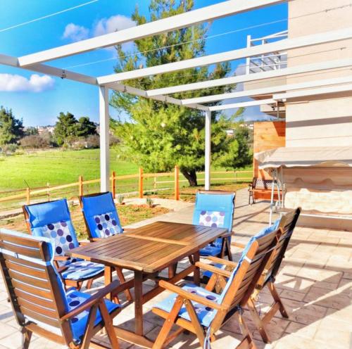 Euzoea Country Homes up to 15 guests — 4-Star Luxury Hotel in Kapandriti, Greece