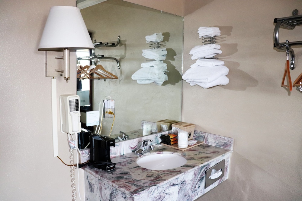 Super 8 by Wyndham Clarksville East - photo 20
