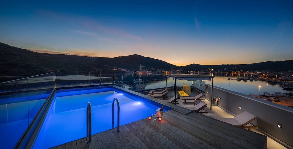 Beachfront Villa Seashell with Pool — 5-Star Luxury Hotel in Marina, Croatia
