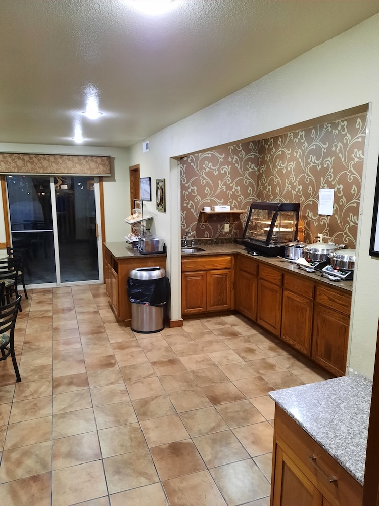 RiverTree Inn & Suites - photo 12