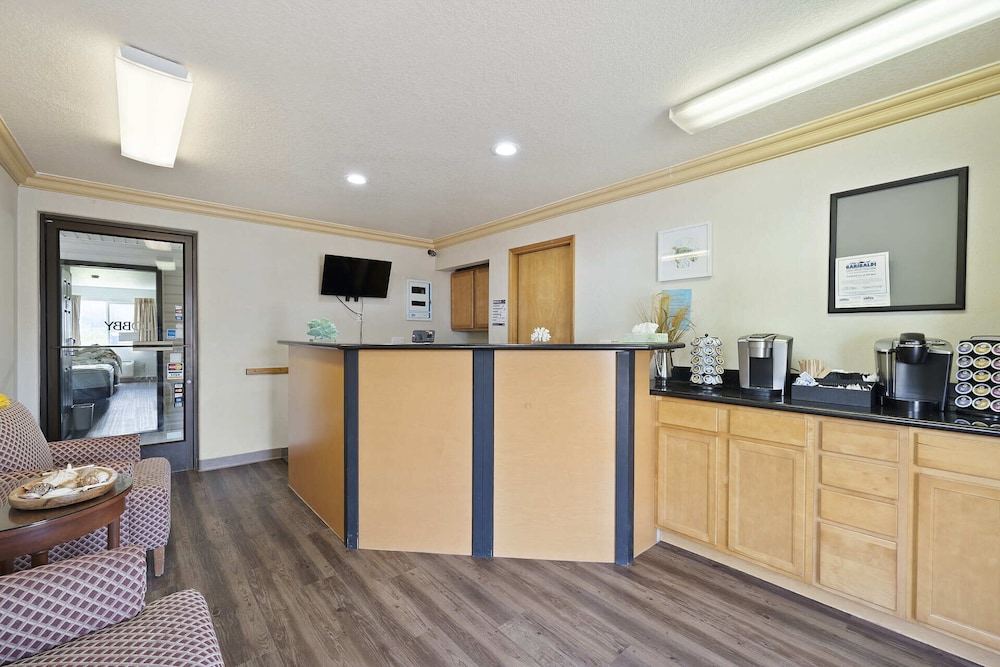 Garibaldi Inn at the Bay - photo 3