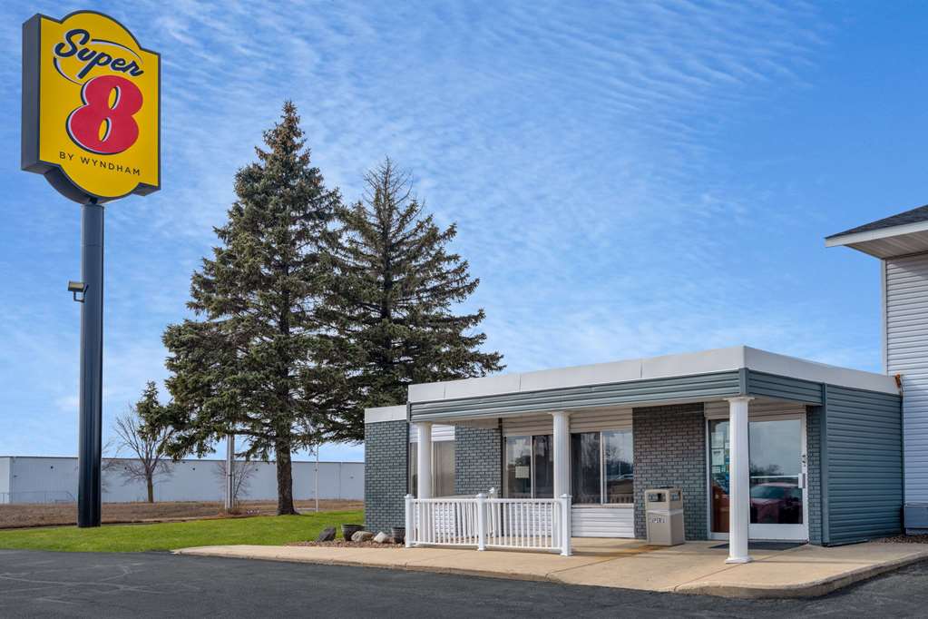 Super 8 by Wyndham Owatonna - photo 3