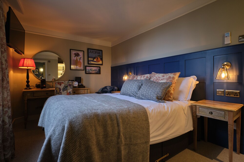 The Bear Hotel — Esher — photo 4