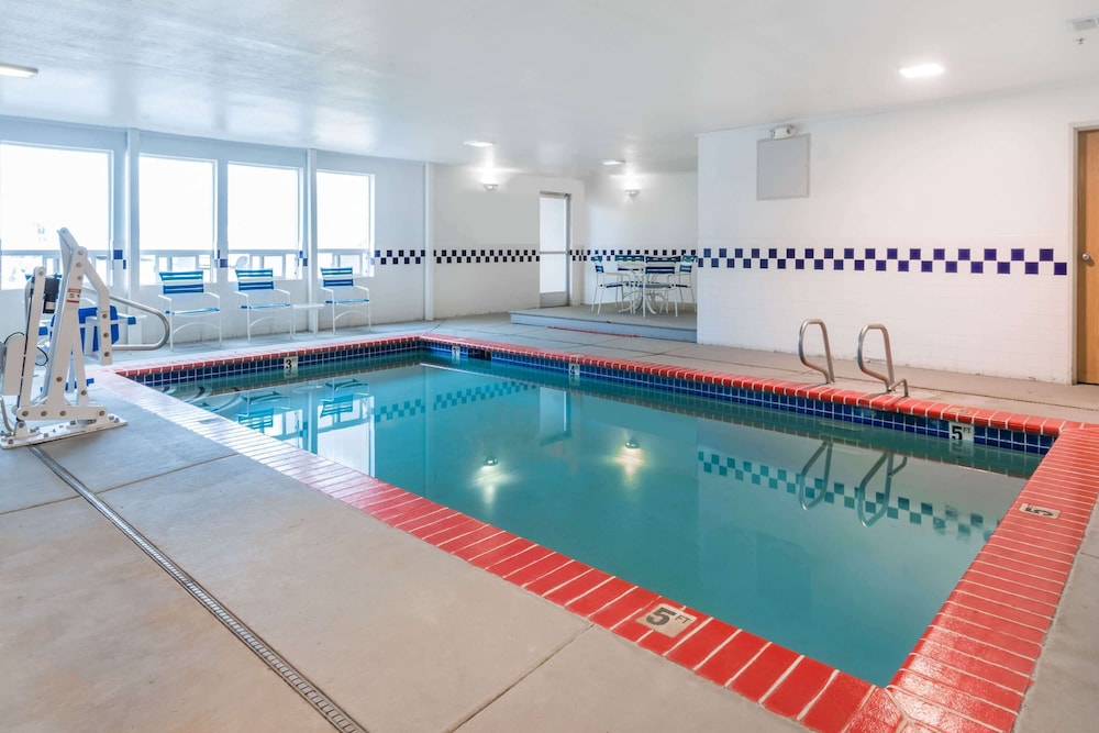 Super 8 by Wyndham Fernley - photo 27