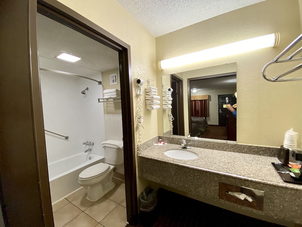 Super 8 by Wyndham Shawnee - photo 21