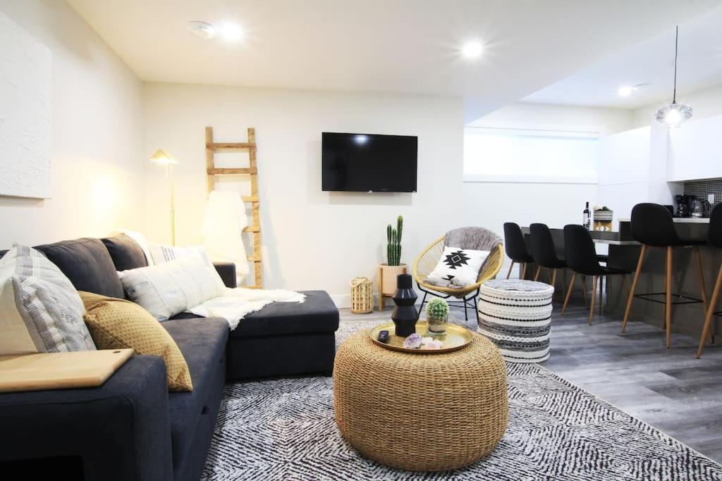 Executive Bsmt Suite King Bed 5 min to DT & Whyte Ave Sleeps 6 — 4-Star Luxury Hotel in Edmonton, Canada