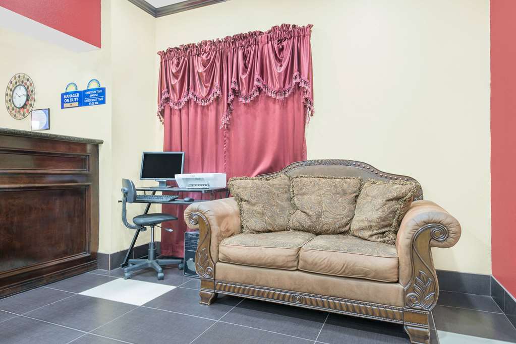 Days Inn & Suites by Wyndham Hutchinson - photo 2