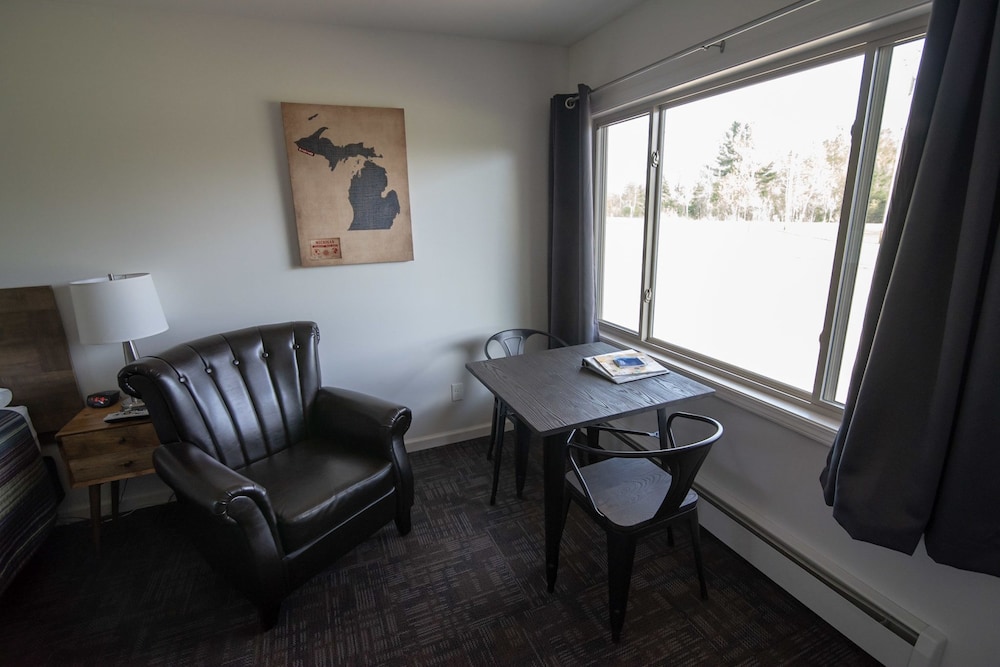 Three Lakes Motel - photo 9