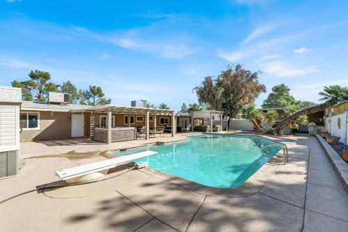 Spacious 4BR plus Den with Pool Jacuzzi BBQ Near Strip in Las Vegas, United States