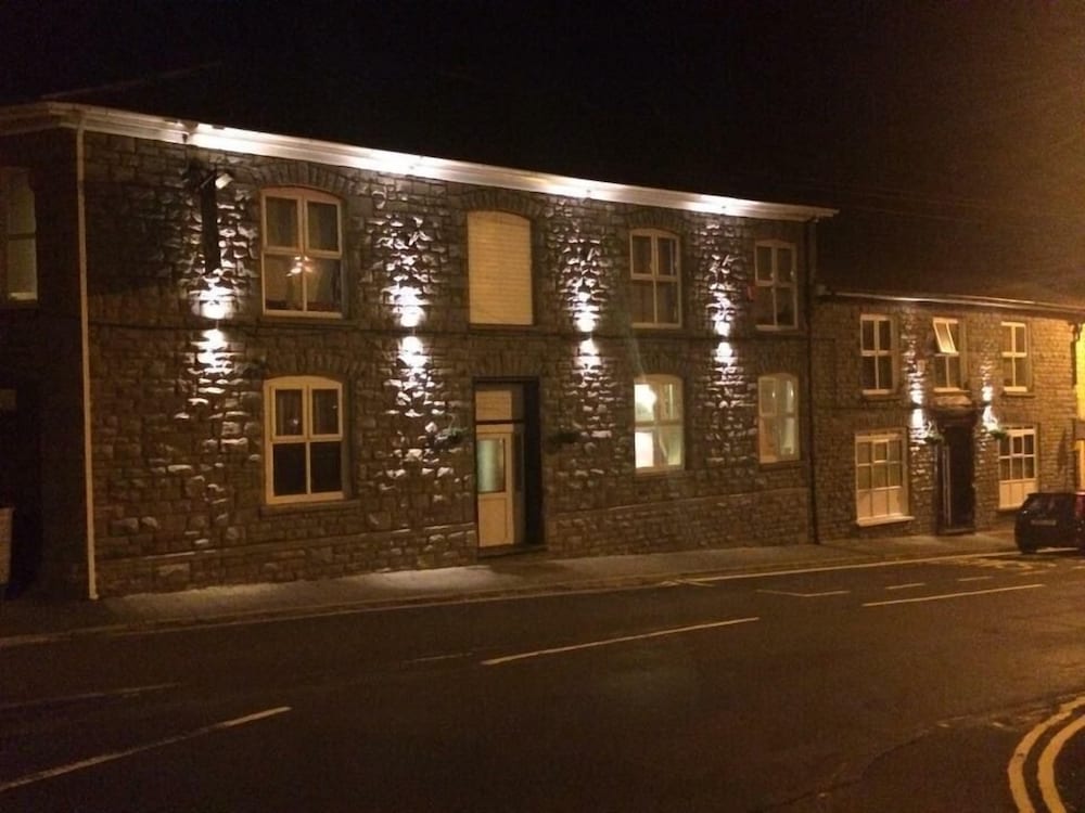 Dunraven Hotel — Treorchy