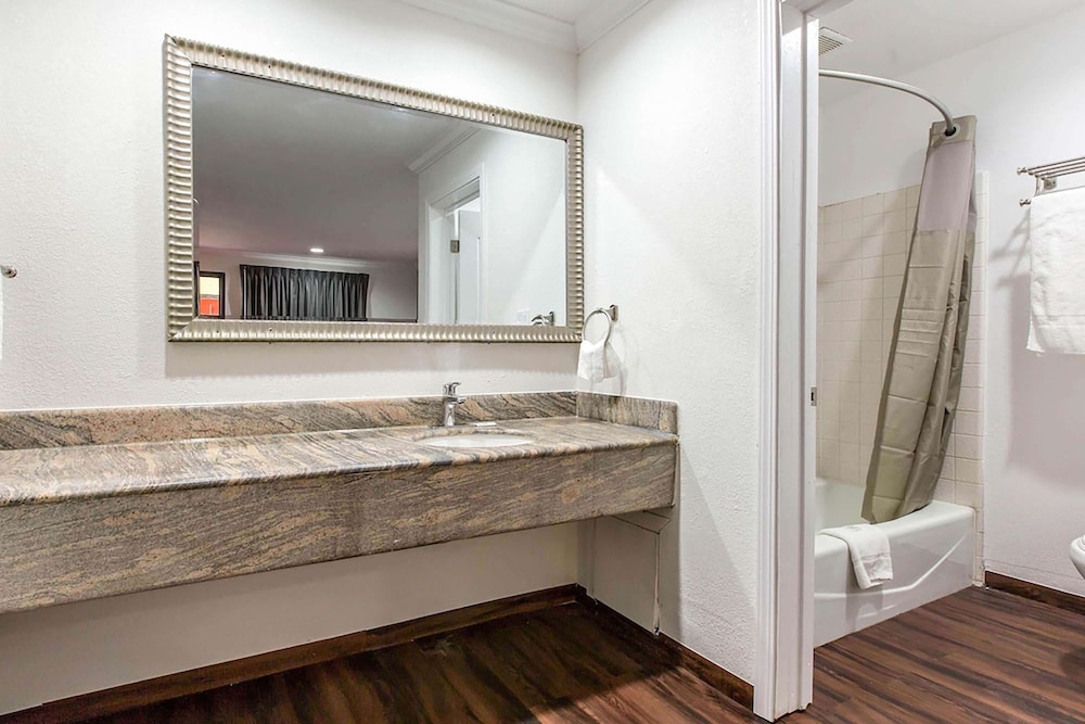 Baymont by Wyndham Bakersfield - photo 22