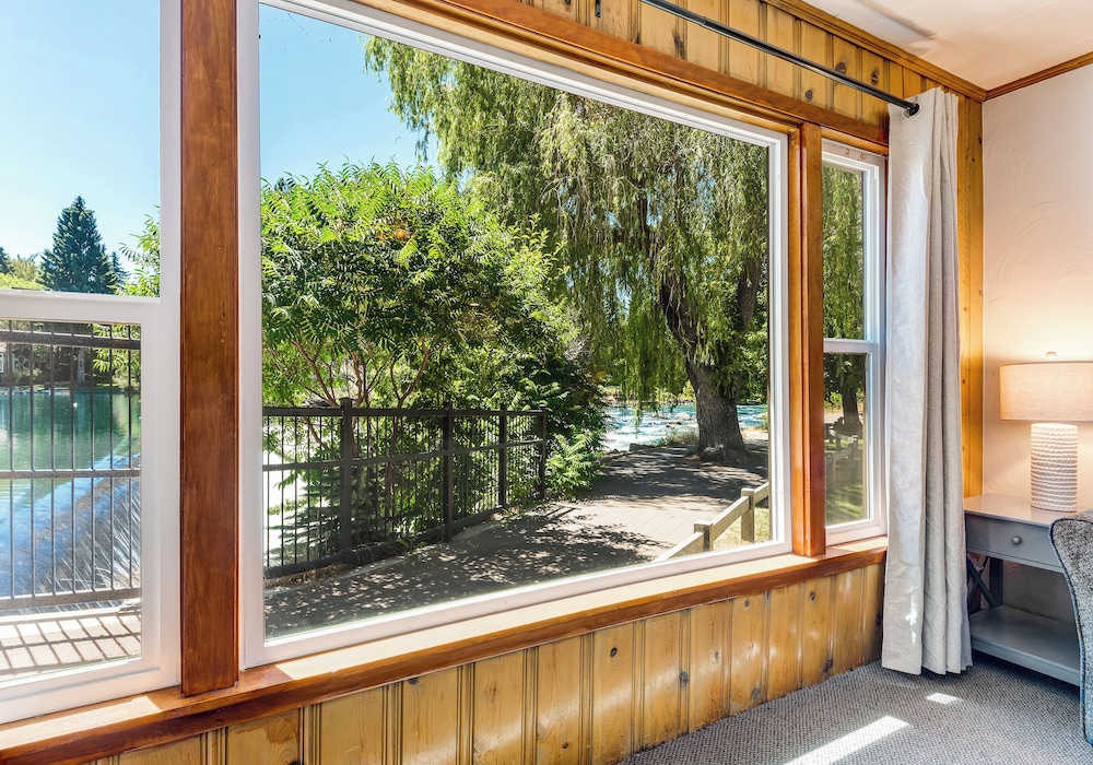 Bend Riverside Inn & Suites - photo 349