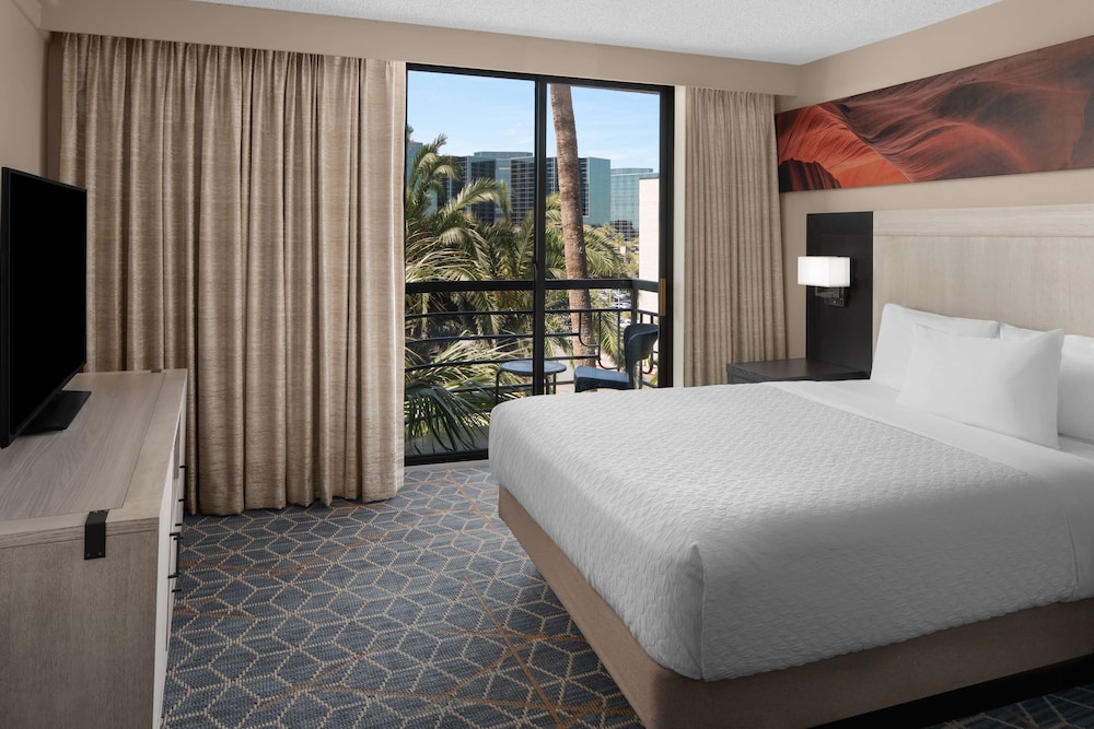 Embassy Suites by Hilton Phoenix Biltmore - photo 15