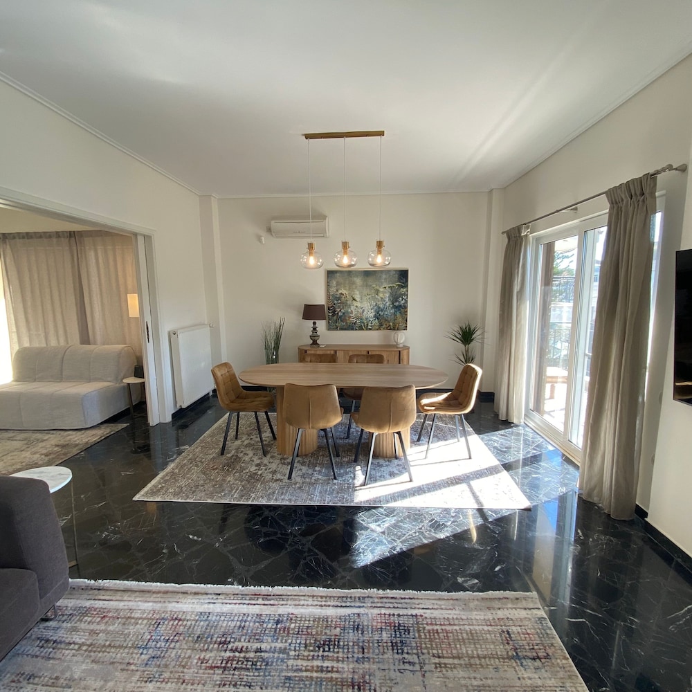 Spacious Glyfada Golf 4br Near Beach Shops — 4-Star Luxury Hotel in Glyfada, Greece
