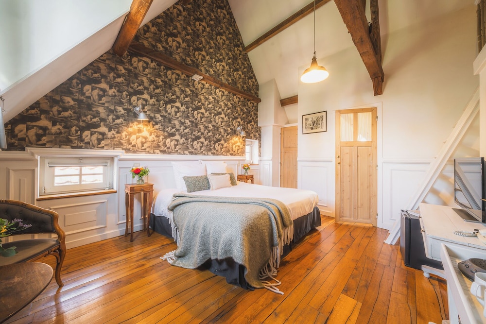 B&B Number 11 Exclusive Guesthouse — 4-Star Luxury Hotel in Brugge, Belgium