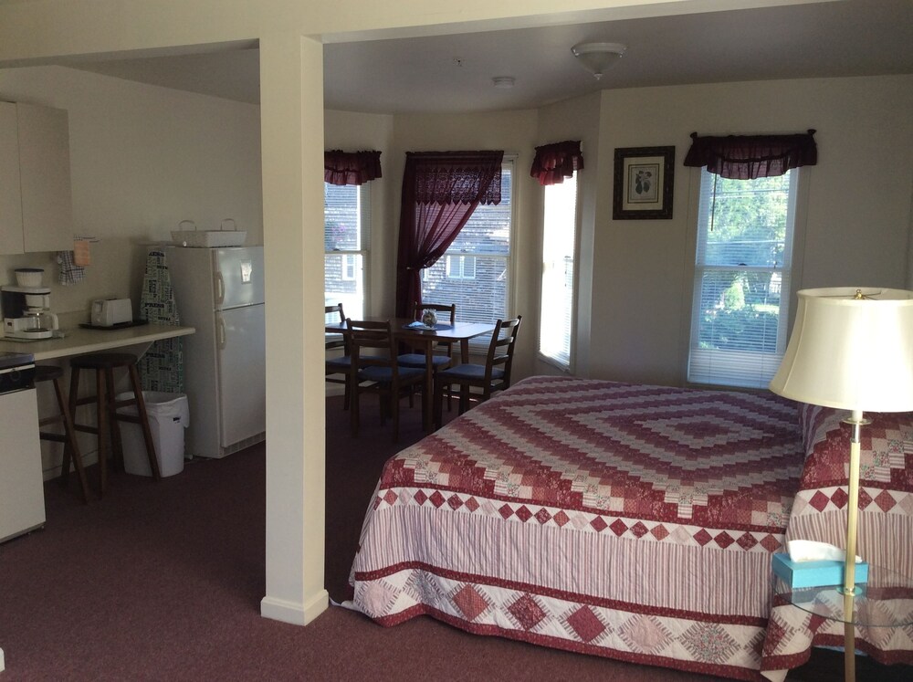The Lynwood Inn - photo 3