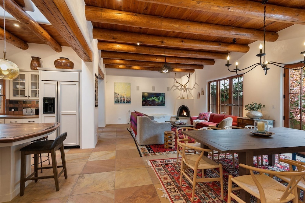 La Joya Spacious and Historic Downtown Jewel in Santa Fe, United States