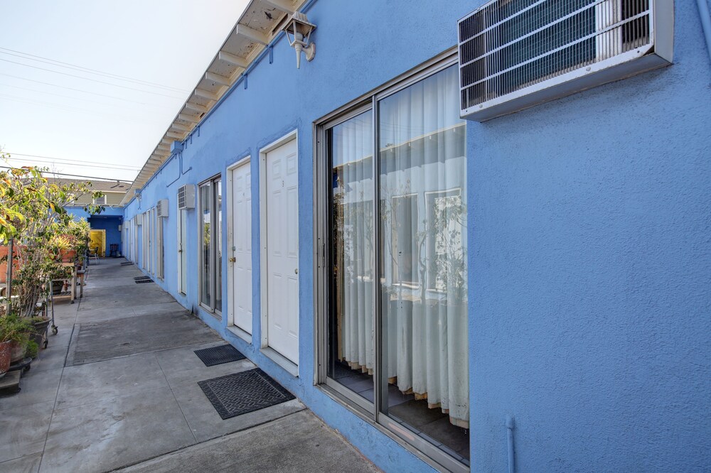 Pavilions Motel - photo 43