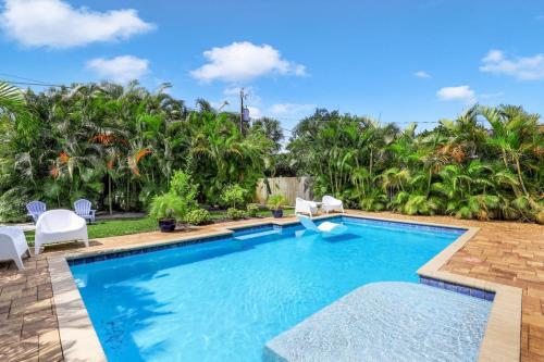 Bike to Beach Heated Pool Sleeps 12 in Naples, United States