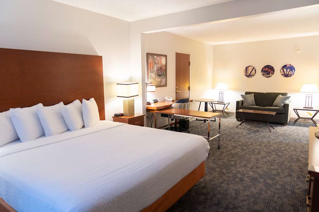 La Quinta Inn & Suites by Wyndham Bannockburn Deerfield - photo 26