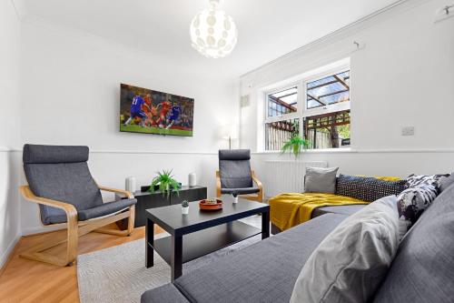 Cozylease 3 Bedroom Canary Wharf Family Workcation Fast WiFi Workspace 1 stop to City — 4-Star Luxury Hotel in London, United Kingdom