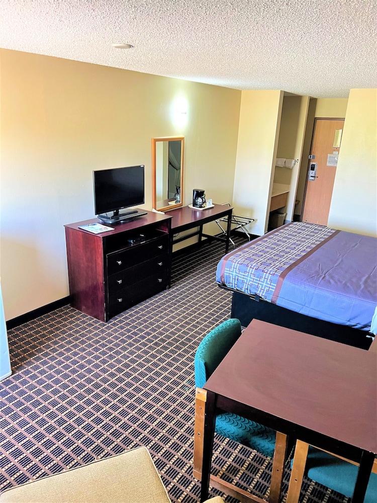 Designer Inn & Suites - photo 27