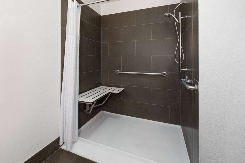 La Quinta Inn & Suites by Wyndham Meridian - photo 20