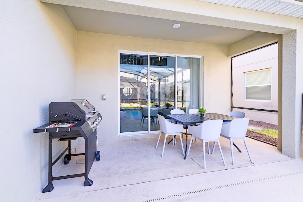 Bright & Airy 5BR Resort Home with Pool - photo 9