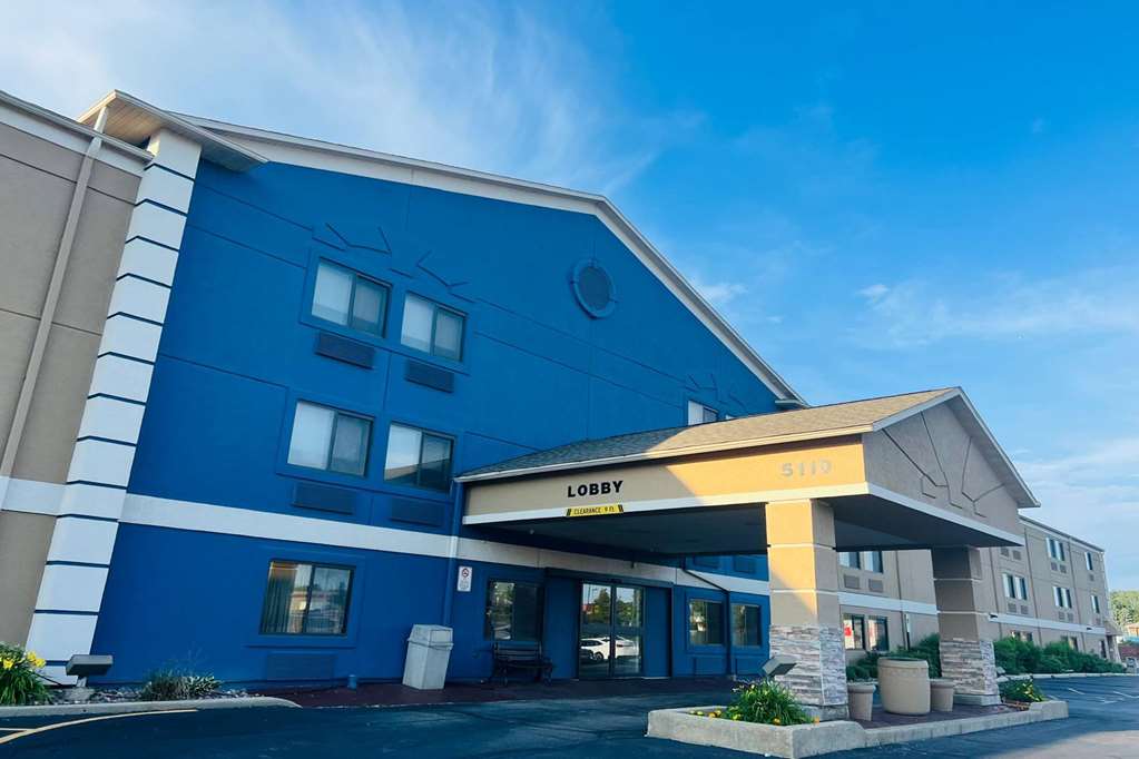 AmericInn by Wyndham Glendale Milwaukee - photo 2