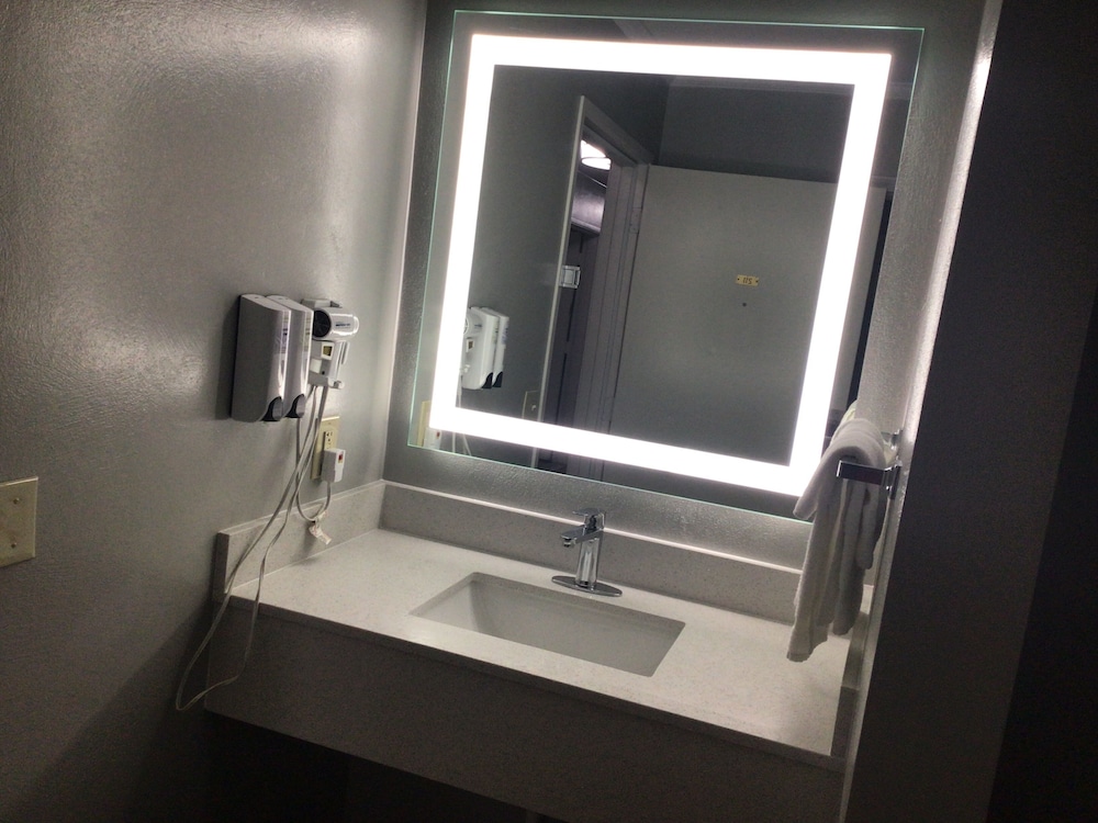 Colonial Brick Inn & Suites - photo 9