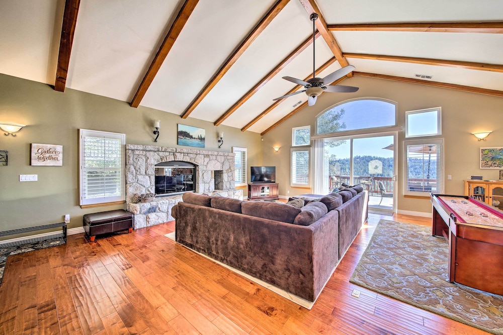 Mountain Gem with Game Room 5 Mi to Lake Arrowhead — 4-Star Luxury Hotel in Lake Arrowhead, United States