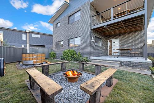 Mountain G O A T Wood Fired Hot Tub Pool Table Bike Storage Ski Drying Room Perfect for biking or ski trips in Jindabyne, Australia