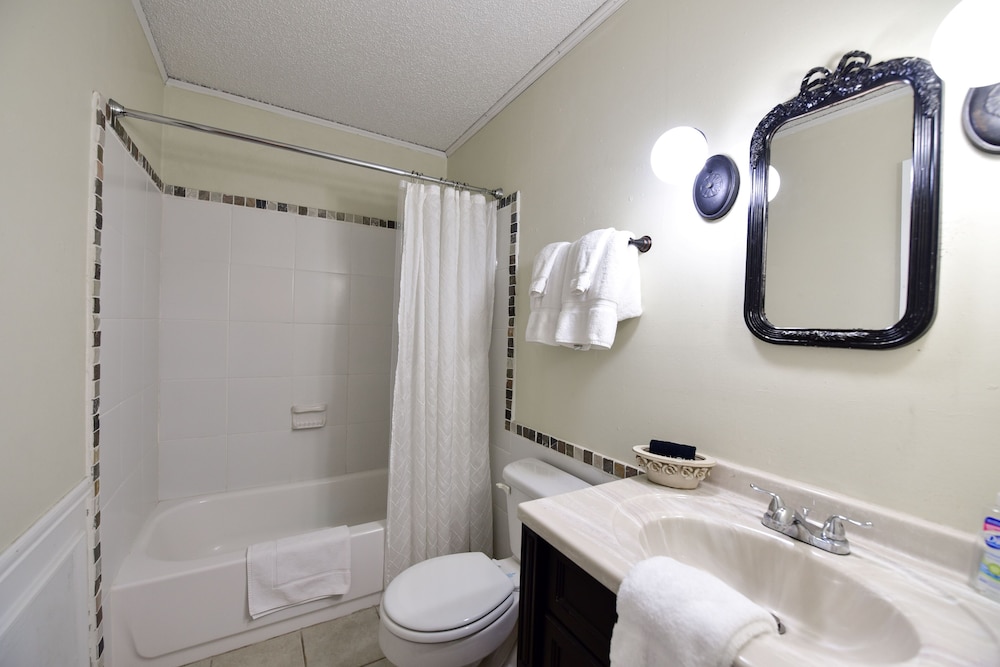 Butterfield Inn Main Street Cottages - photo 43
