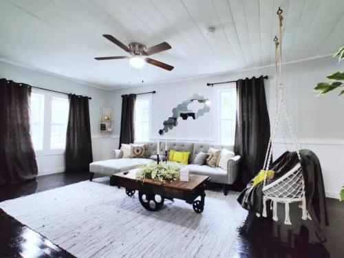 The Honeycomb Haven l 1 Mile to Downtown Thomasville in Thomasville, United States