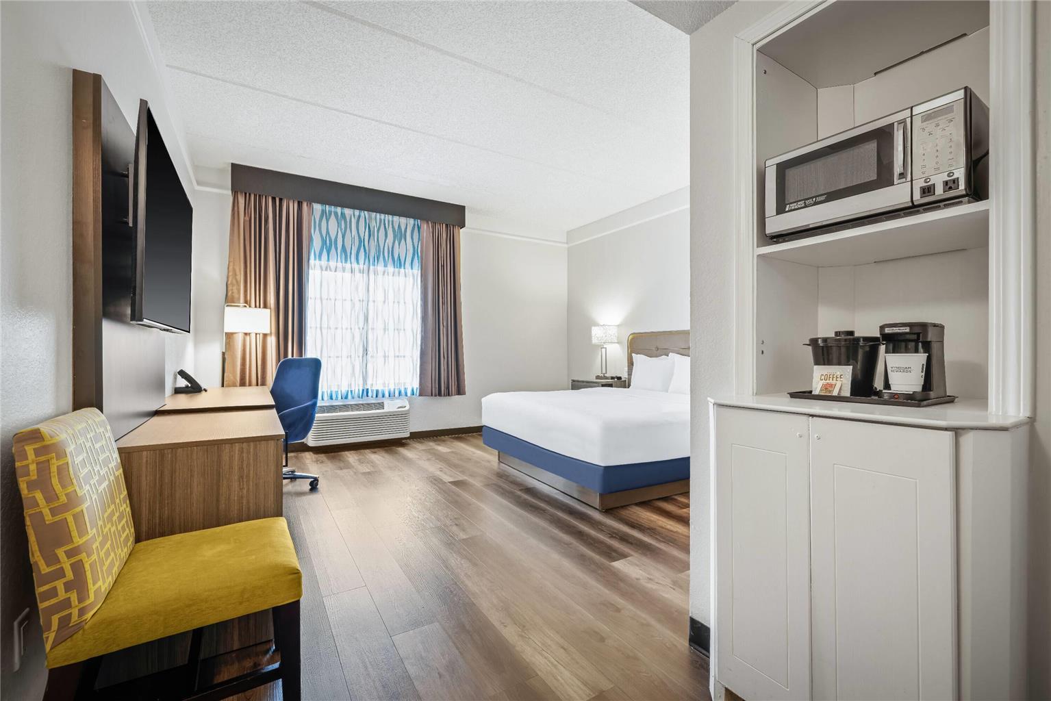 La Quinta Inn & Suites by Wyndham Miami Airport West - photo 28