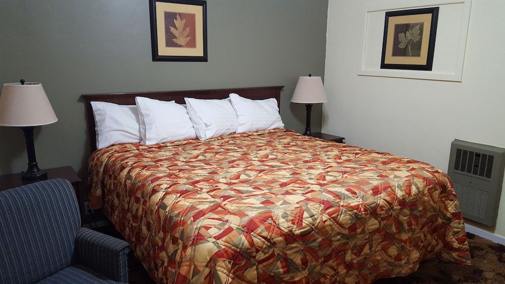 Colonial West Motel - photo 8