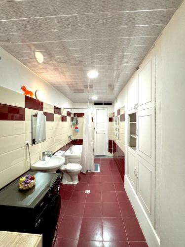 Old Tbilisi Authentic spacious 3BR Apartment with Balcony Walk to Freedom Sq Family friendly