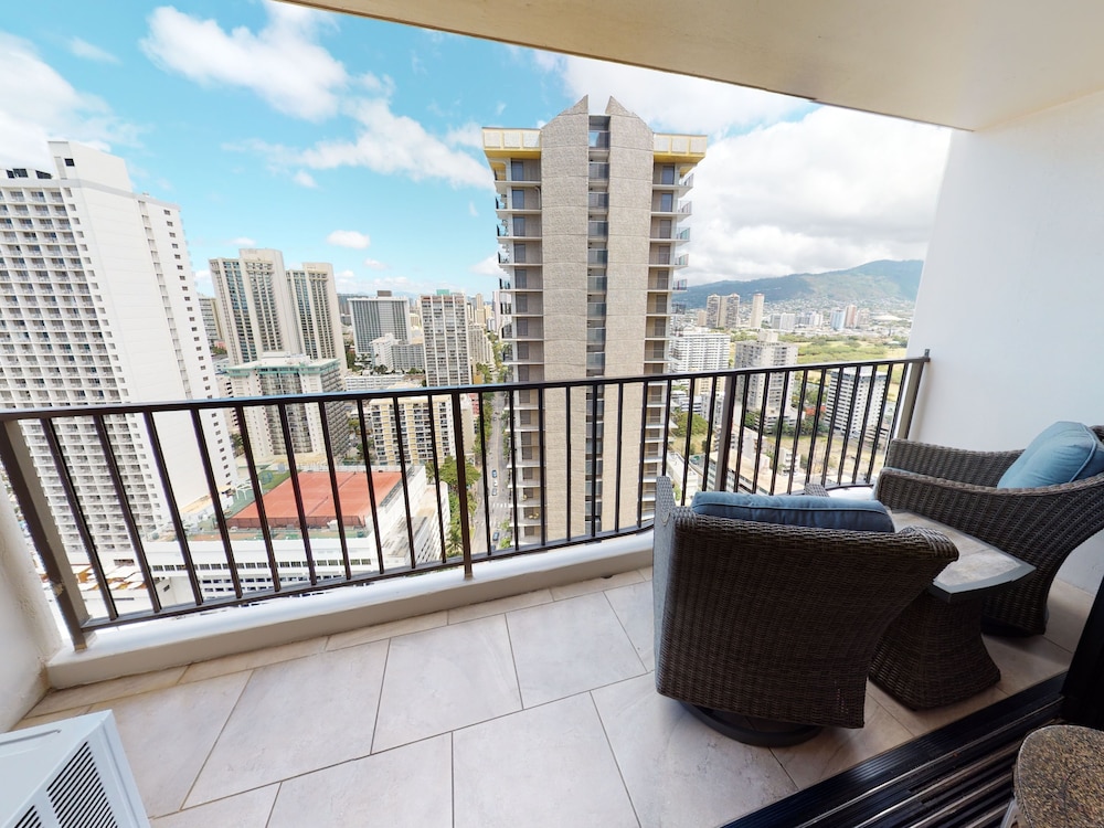 Artsy 32nd Floor Condo with Modern Furnishings & Gorgeous Ocean Views by Koko Resort Vacation Rentals - photo 36
