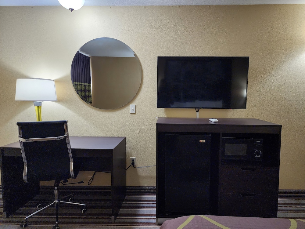 Super 8 by Wyndham Pine Bluff - photo 6