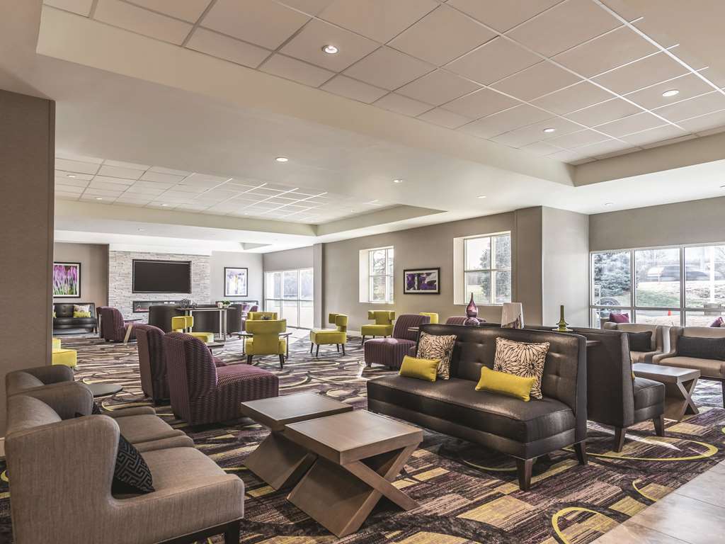 La Quinta Inn & Suites by Wyndham Cincinnati Sharonville - photo 8