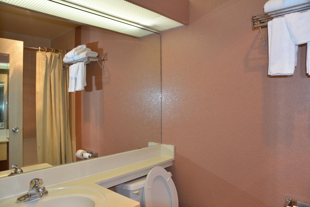 Lincoln Inn Express Hotel and Suites - photo 20