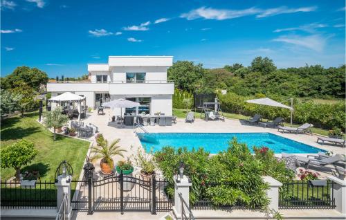 8 Bedroom Beautiful Home In Liznjan — 5-Star Luxury Hotel in Liznjan, Croatia