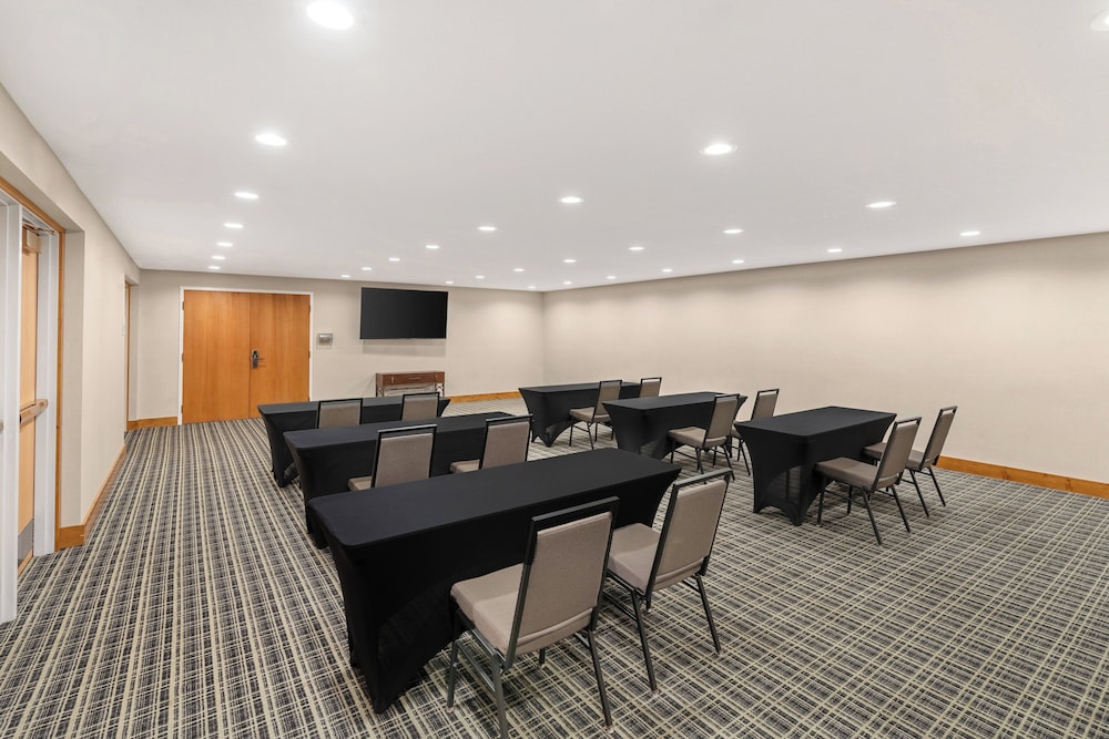 Holiday Inn Express & Suites Hayward by IHG - photo 84