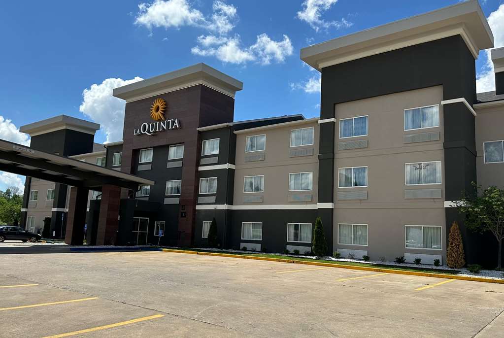 La Quinta Inn & Suites by Wyndham Fayetteville - photo 26