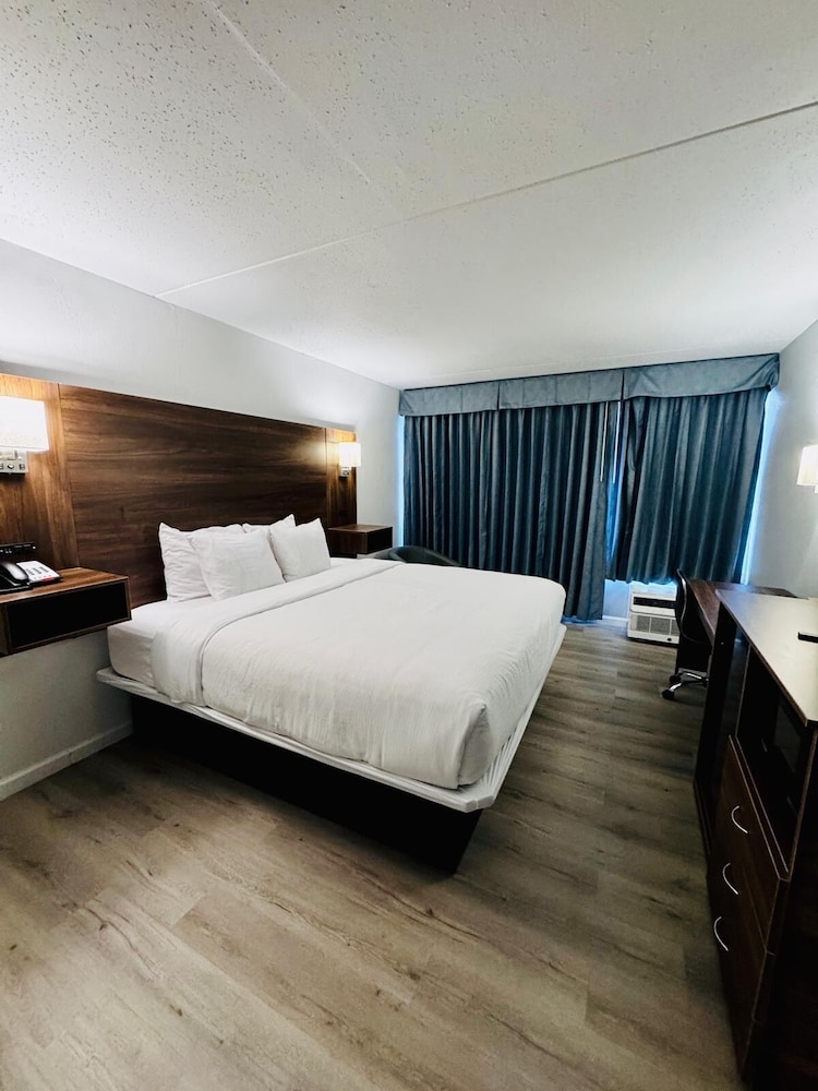 Baymont by Wyndham Addison - photo 11