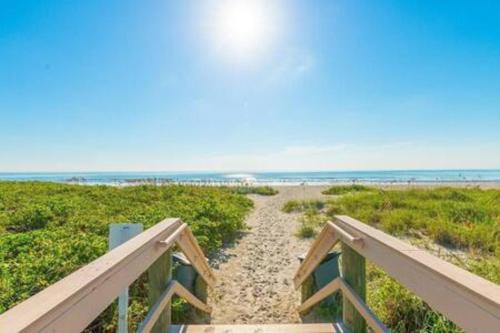 Patio Condo Poolside Standard Sleeps 4 104 — 4-Star Luxury Hotel in Cape Canaveral, United States