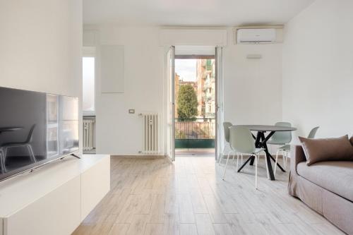 Just Urban Stays Bright Flat Solari area 2 min Metro M4 — 4-Star Luxury Hotel in Milan, Italy