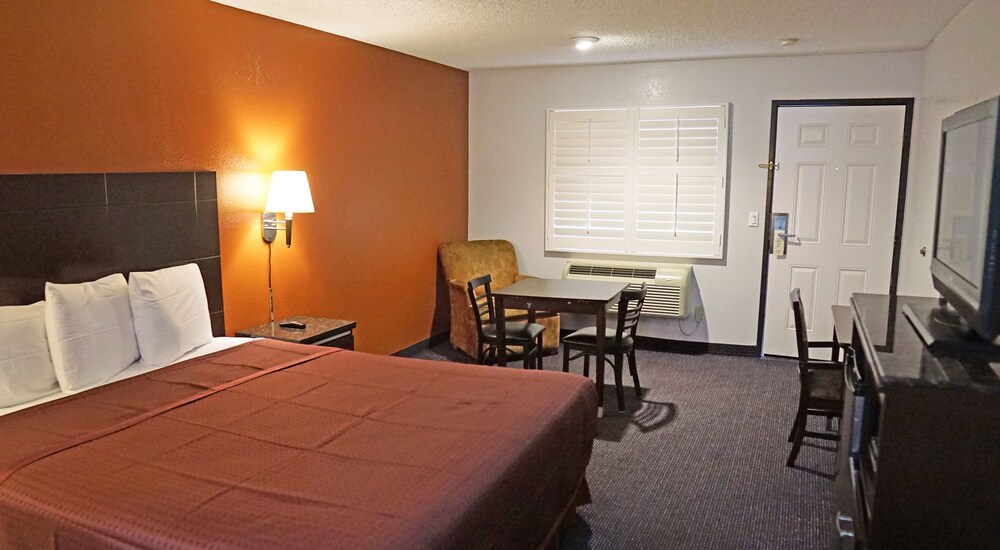 Travel Plaza Inn - photo 11